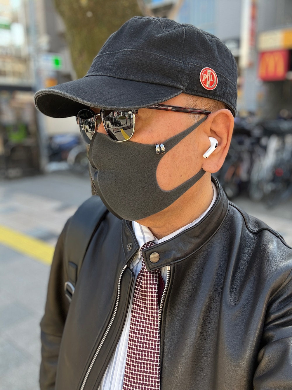 ブルー系のデニムパンツ、ブラック系のライダースジャケット、ホワイト系のシャツ/ブラウスを着用したメンズの春コーディネートの3枚目の写真