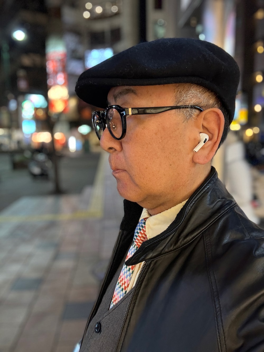 ブラック系のライダースジャケット、グレー系のベスト、その他のネクタイを着用したメンズの冬コーディネートの3枚目の写真