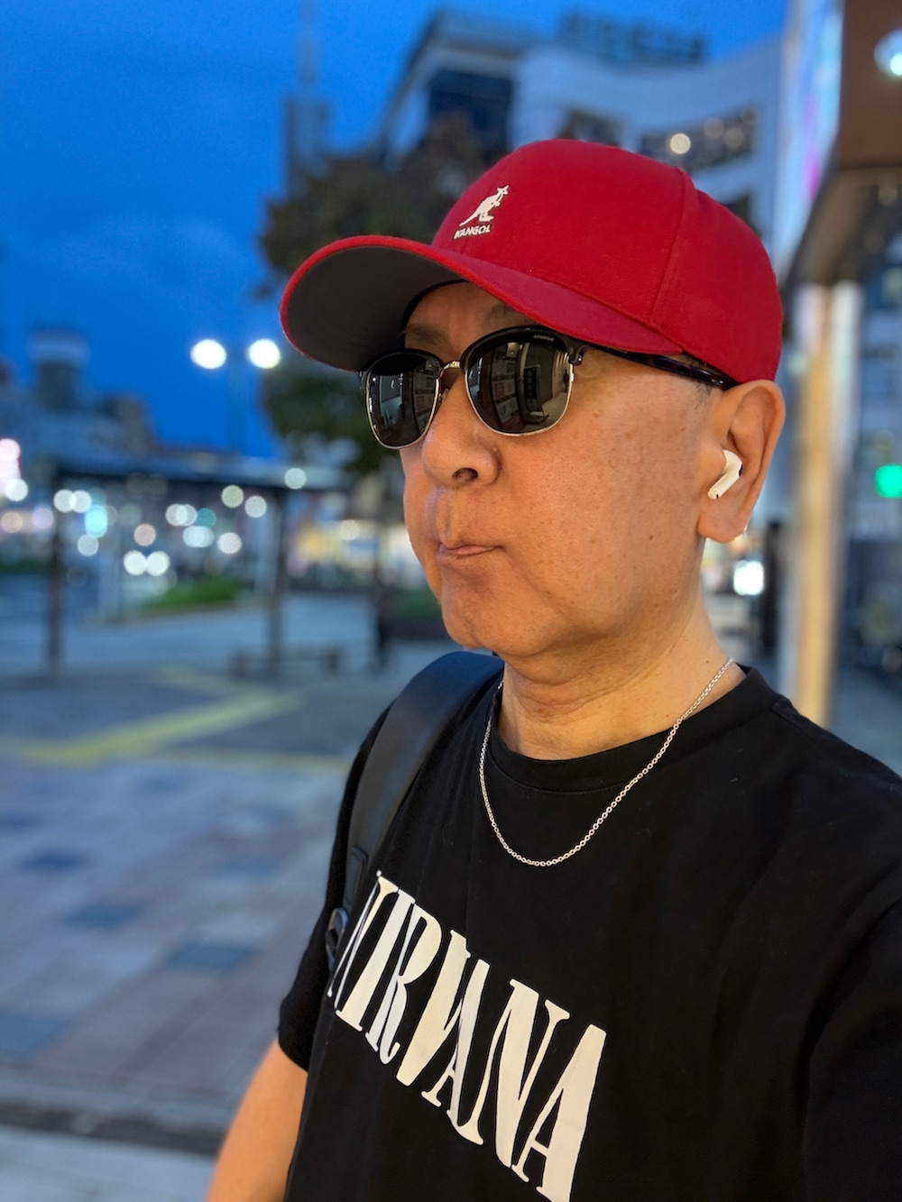 ブルー系のデニムパンツ、ブラック系のローファー、ブラック系のTシャツ/カットソーを着用したメンズの秋コーディネートの2枚目の写真