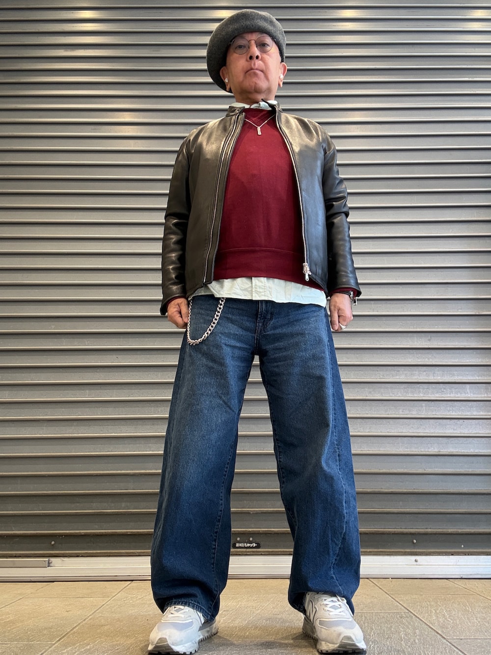 ブラック系のライダースジャケット、レッド系のスウェット、グリーン系のシャツ/ブラウスを着用したメンズの冬コーディネートの2枚目の写真