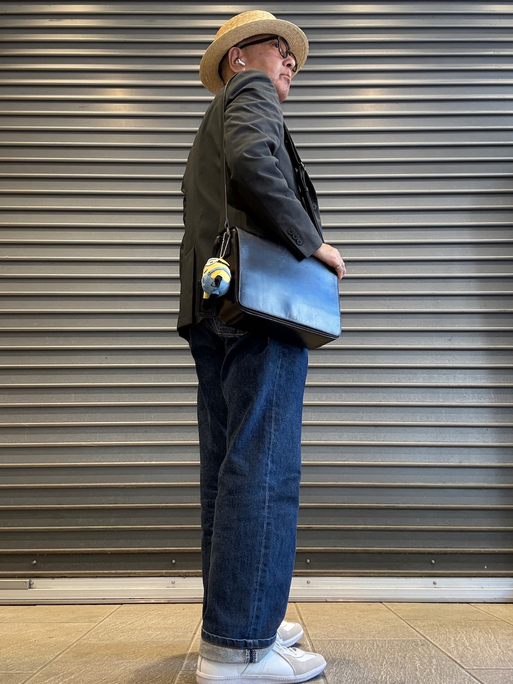 グレー系のシャツ/ブラウス、グレー系のテーラードジャケット、ブルー系のデニムパンツを着用したメンズの春コーディネートの2枚目の写真