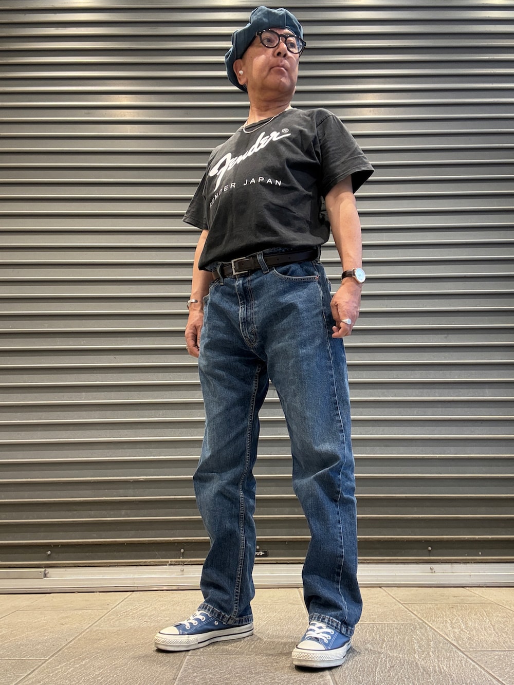 ブルー系のデニムパンツ、ブラック系のTシャツ/カットソー、ブルー系のスニーカーを着用したメンズの夏コーディネートの2枚目の写真