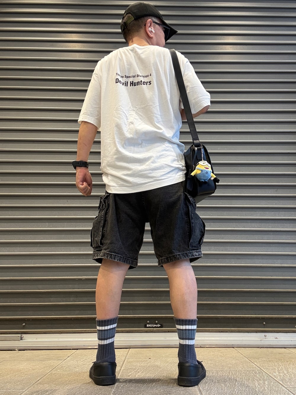 ブラック系のローファー、ホワイト系のTシャツ/カットソー、グレー系のカーゴパンツを着用したメンズの夏コーディネートの2枚目の写真