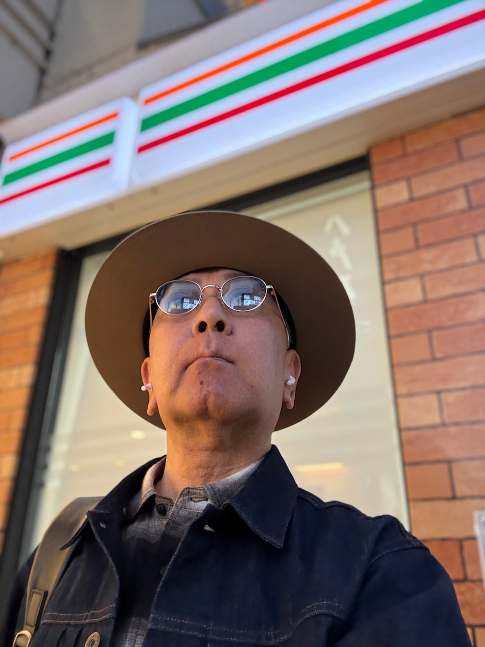 グレー系のチノパンツ、ブラック系のブーツ、ブラック系のシャツ/ブラウスを着用したメンズの冬コーディネートの3枚目の写真