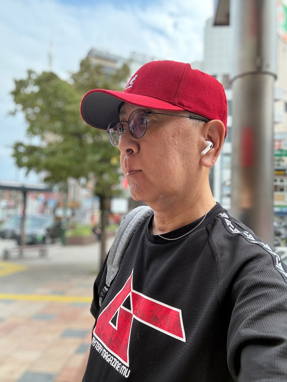 ブラック系のTシャツ/カットソー、ブルー系のデニムパンツ、グレー系のバックパック/リュックを着用したメンズの夏コーディネートの3枚目の写真