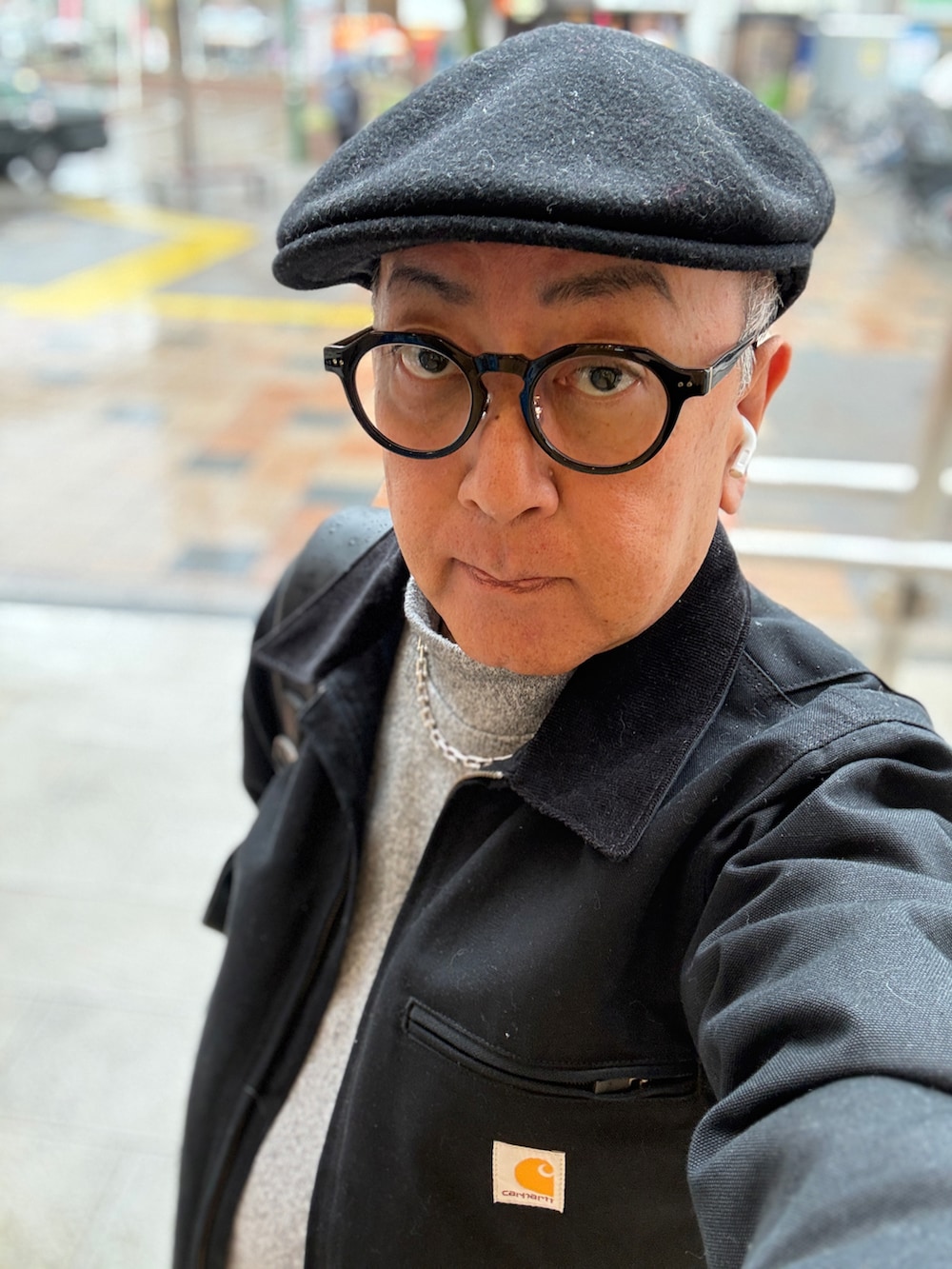 ブラック系のモカシン/デッキシューズ、ブラック系のその他アウター、グレー系のTシャツ/カットソーを着用したメンズの春コーディネートの3枚目の写真