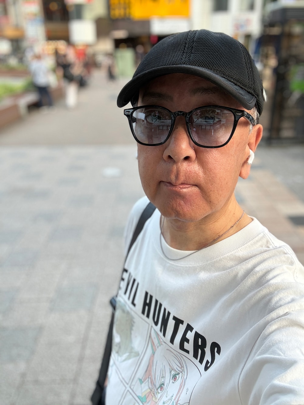 ブラック系のローファー、ホワイト系のTシャツ/カットソー、グレー系のカーゴパンツを着用したメンズの夏コーディネートの3枚目の写真