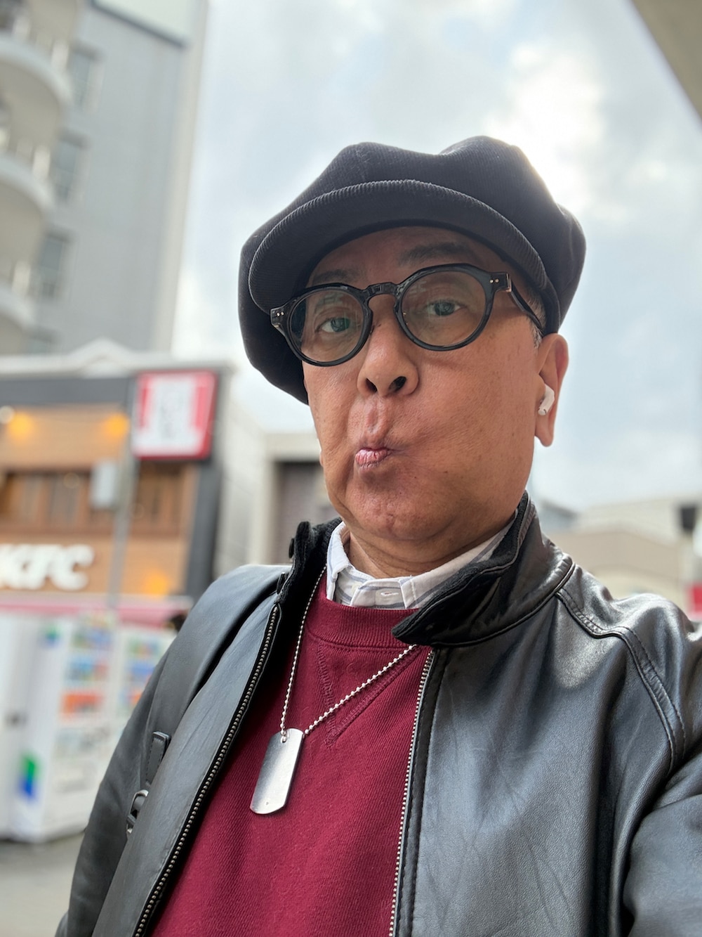 ブラック系のローファー、レッド系のスウェット、ホワイト系のシャツ/ブラウスを着用したメンズの春コーディネートの2枚目の写真