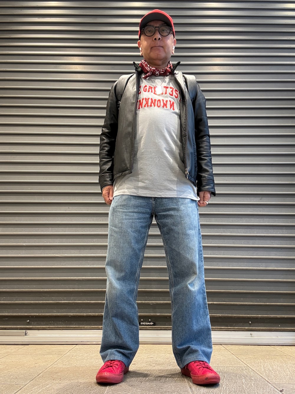 グレー系のTシャツ/カットソー、ブラック系のライダースジャケット、ブルー系のデニムパンツを着用したメンズの春コーディネートの2枚目の写真