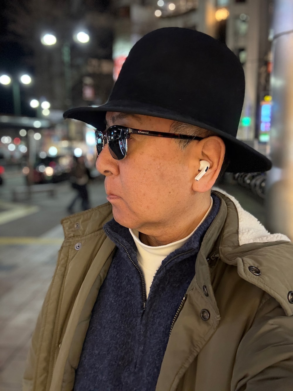 ホワイト系のTシャツ/カットソー、グリーン系のモッズコート、ブルー系のニット/セーターを着用したメンズの冬コーディネートの3枚目の写真