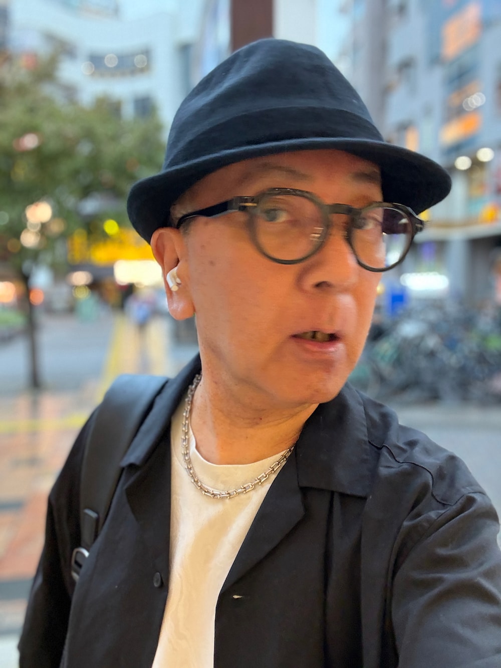 ブラック系のブーツ、グレー系のTシャツ/カットソー、ブラック系のシャツ/ブラウスを着用したメンズの秋コーディネートの2枚目の写真