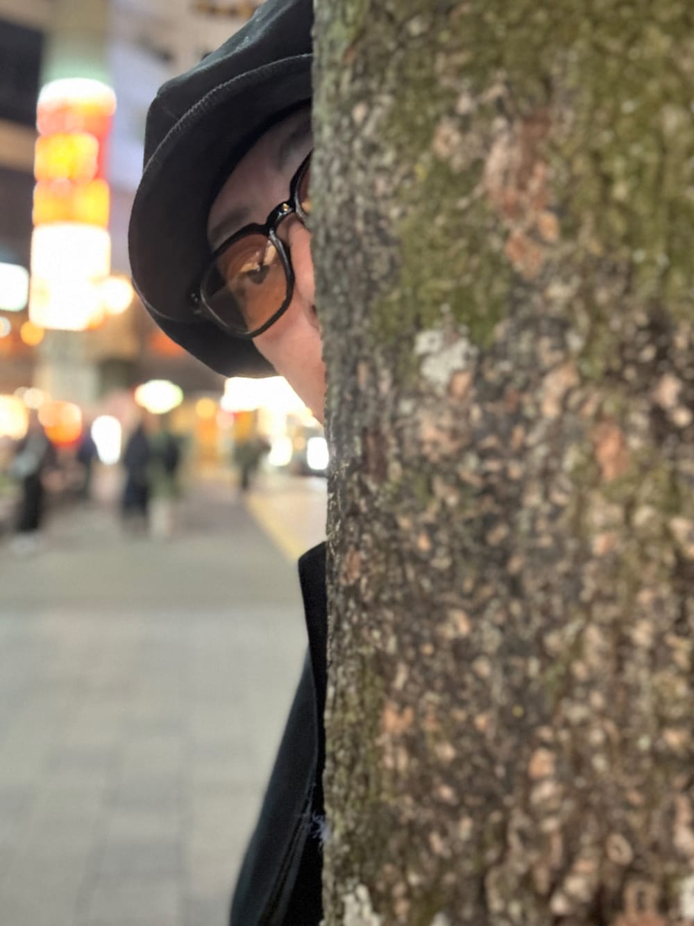 ブラック系のモカシン/デッキシューズ、ブラック系のその他アウター、ブラック系のニット/セーターを着用したメンズの冬コーディネートの2枚目の写真