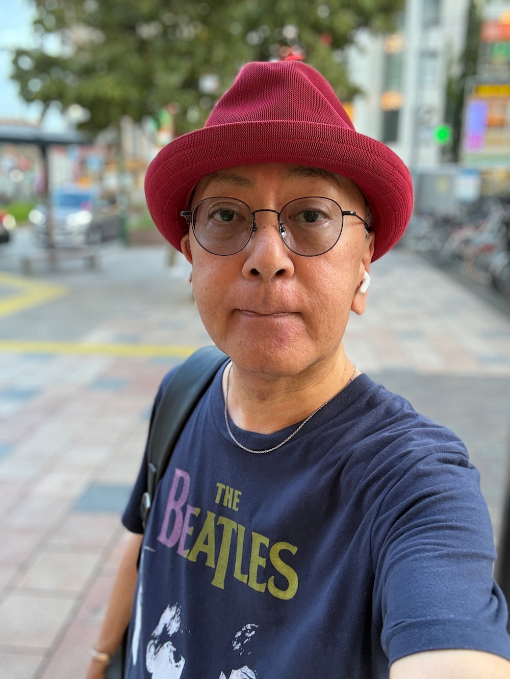ブルー系のTシャツ/カットソー、ブルー系のデニムパンツ、ブラック系のバックパック/リュックを着用したメンズの秋コーディネートの2枚目の写真