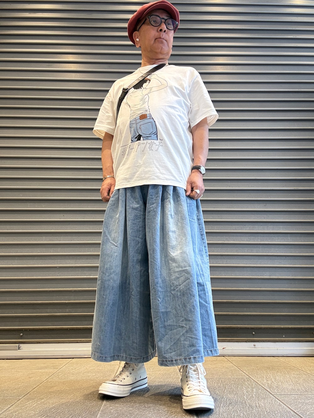 ホワイト系のスニーカー、ブルー系のその他パンツ、ブラック系のショルダーバッグを着用したメンズの春コーディネートの2枚目の写真