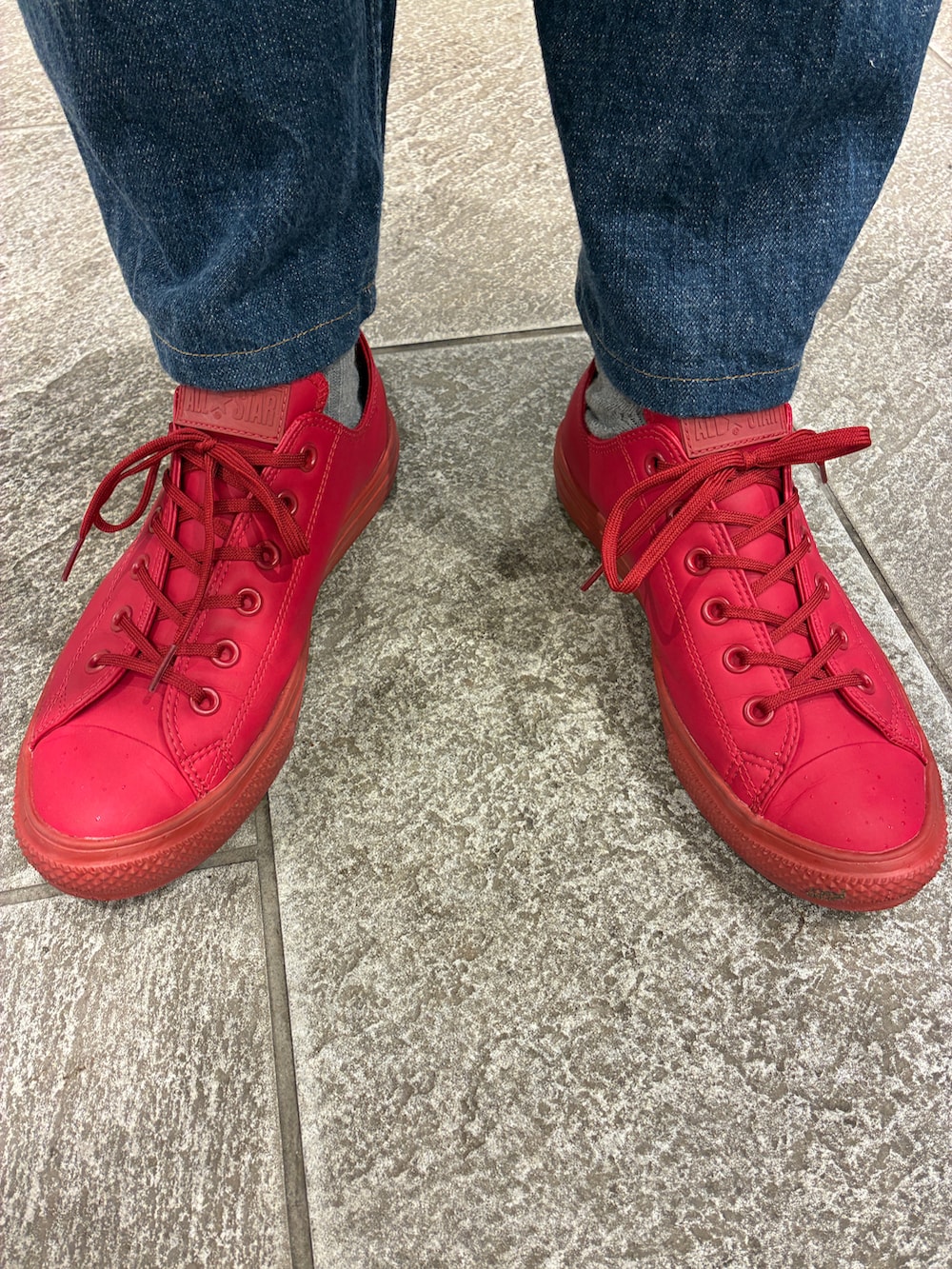 ブラウン系のトレンチコート、グレー系のベスト、パープル系のネクタイを着用したメンズの冬コーディネートの3枚目の写真