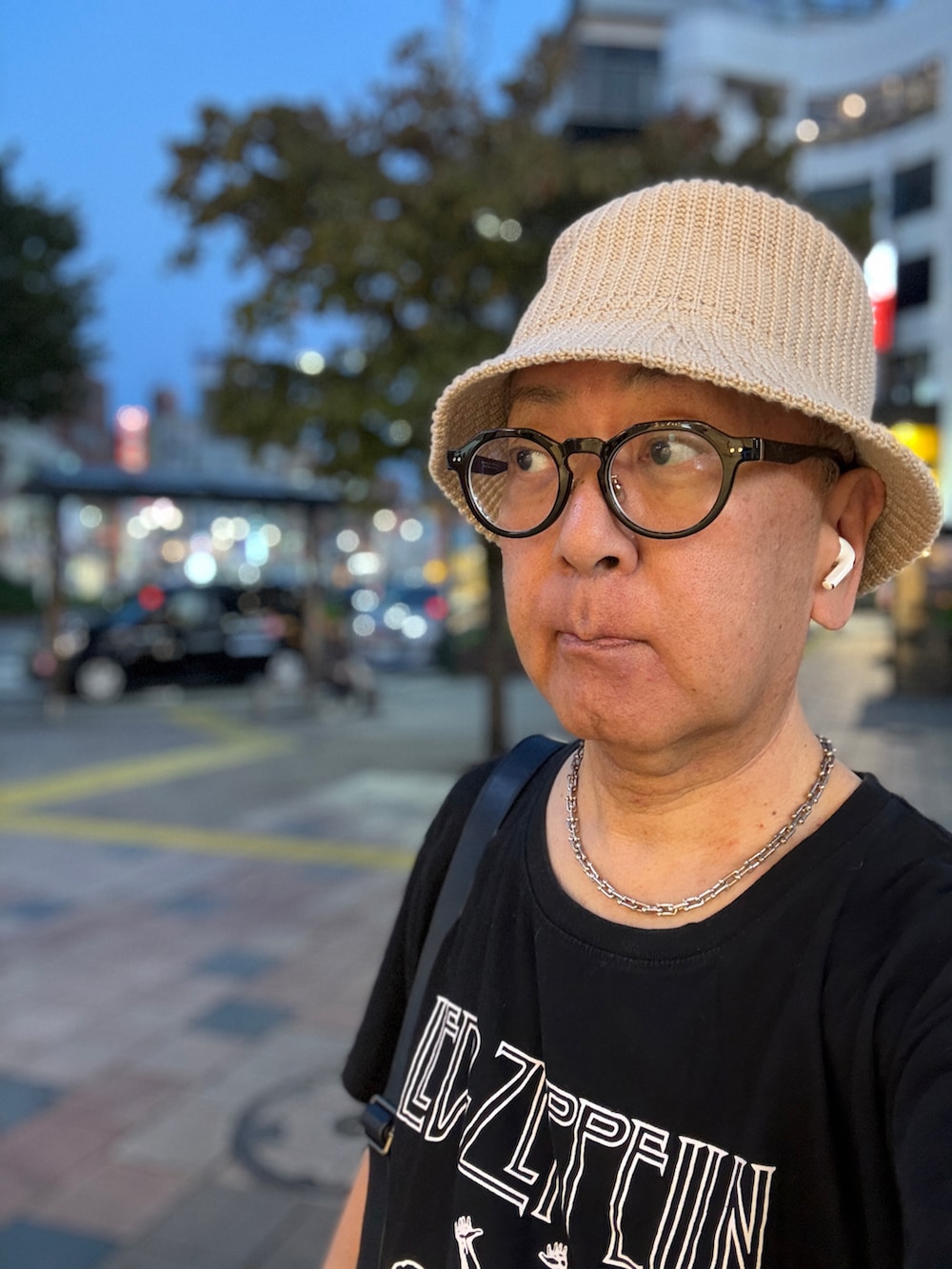 ブラック系のTシャツ/カットソー、ブルー系のデニムパンツ、ブラック系のショルダーバッグを着用したメンズの秋コーディネートの2枚目の写真