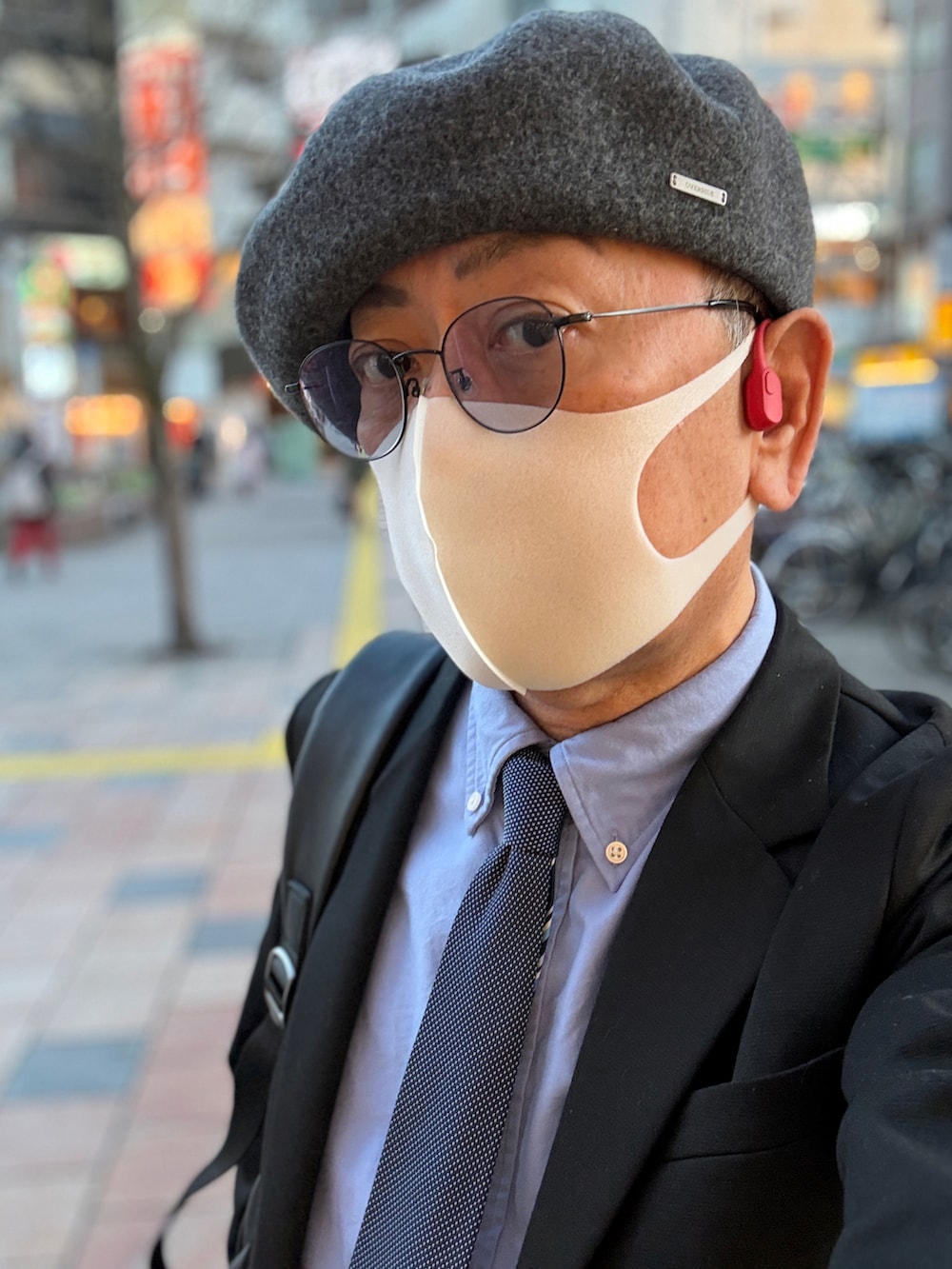 ブラック系のテーラードジャケット、ブルー系のシャツ/ブラウス、グレー系のデニムパンツを着用したメンズの春コーディネートの3枚目の写真