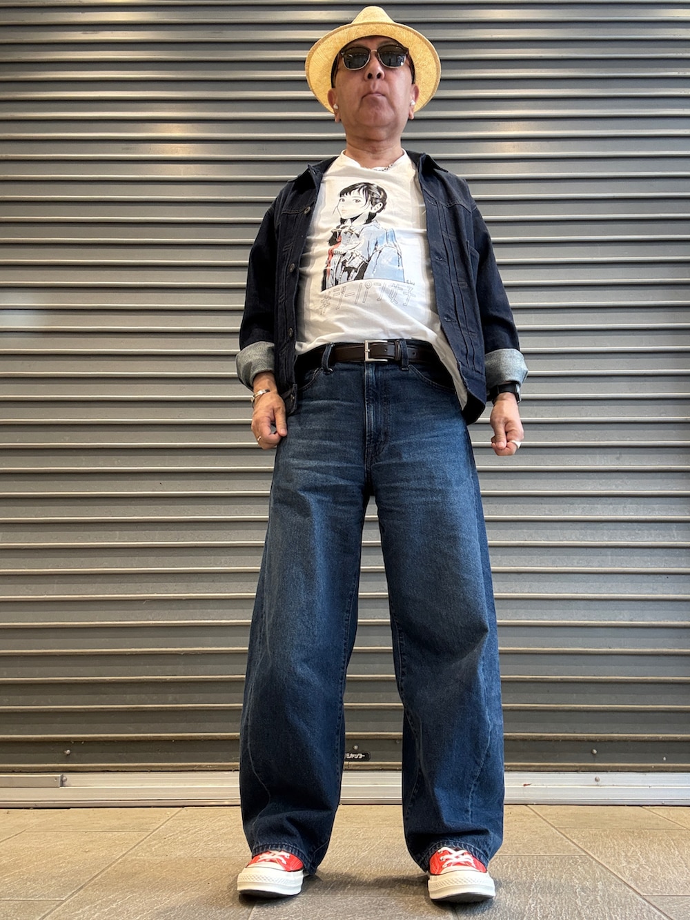 ブルー系のデニムパンツ、ホワイト系のTシャツ/カットソー、ブルー系のデニムジャケットを着用したメンズの春コーディネートの2枚目の写真