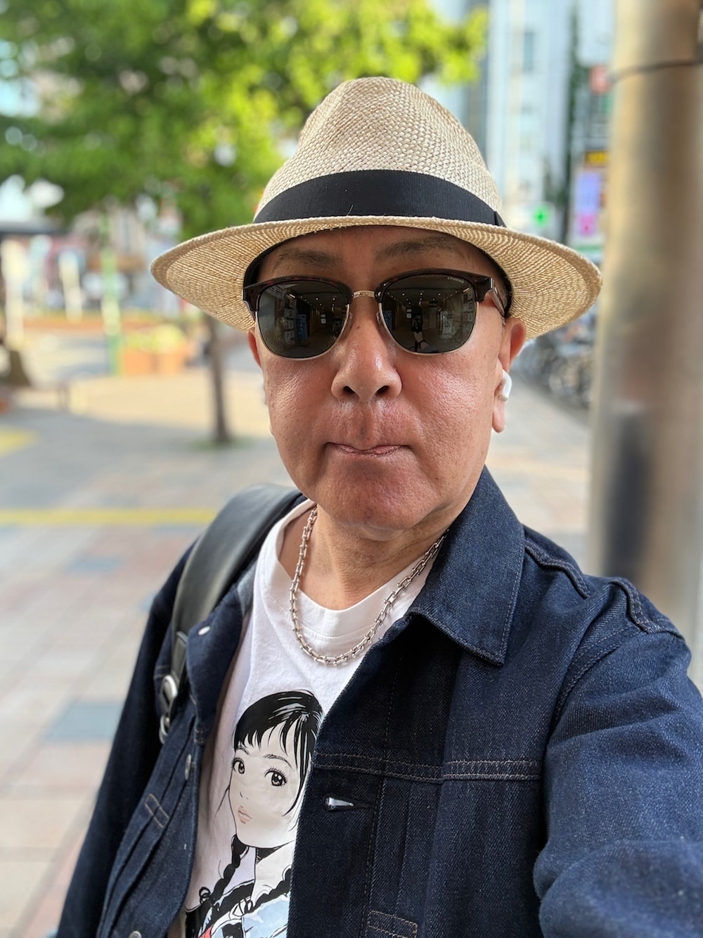 ブルー系のデニムパンツ、ホワイト系のTシャツ/カットソー、ブルー系のデニムジャケットを着用したメンズの春コーディネートの3枚目の写真