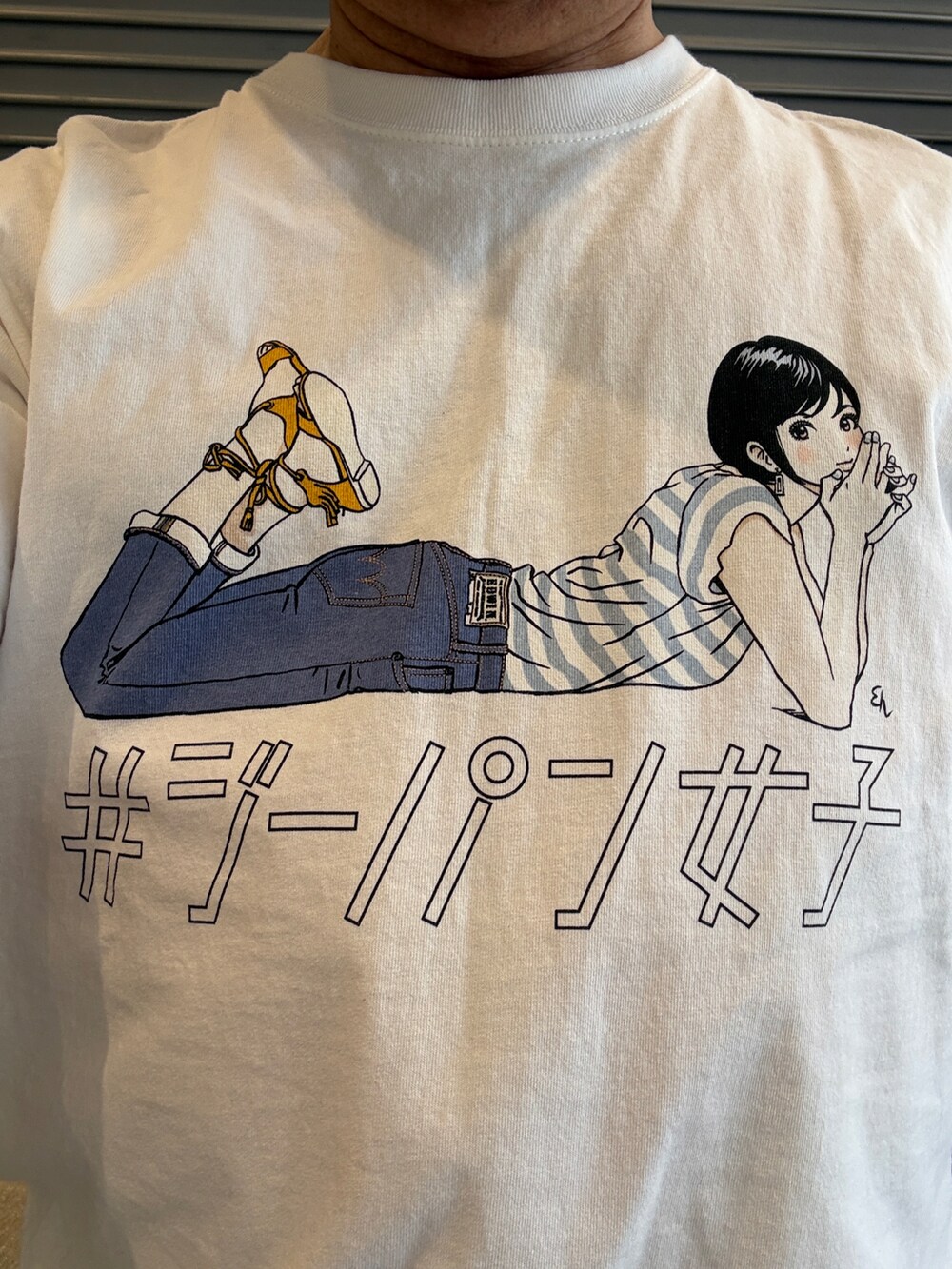 ブルー系のデニムパンツ、ホワイト系のTシャツ/カットソー、ブルー系のデニムジャケットを着用したメンズの春コーディネートの4枚目の写真