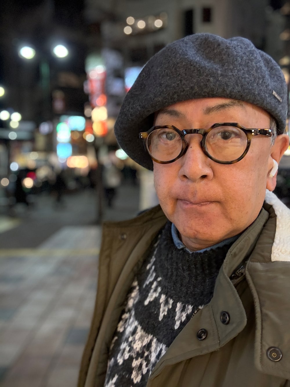 グリーン系のモッズコート、グレー系のニット/セーター、ブルー系のシャツ/ブラウスを着用したメンズの冬コーディネートの2枚目の写真