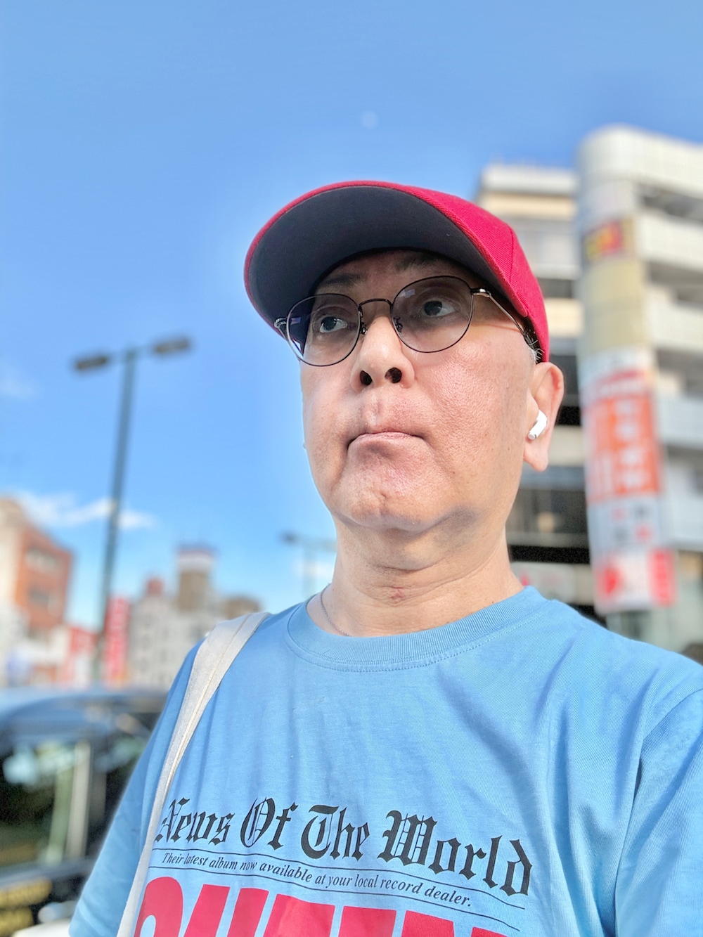 グレー系のデニムパンツ、ブルー系のTシャツ/カットソー、ホワイト系のトートバッグを着用したメンズの春コーディネートの5枚目の写真