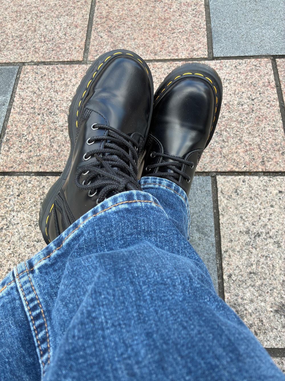 ブラック系のブーツ、グレー系のパーカー、グリーン系のシャツ/ブラウスを着用したメンズの春コーディネートの3枚目の写真