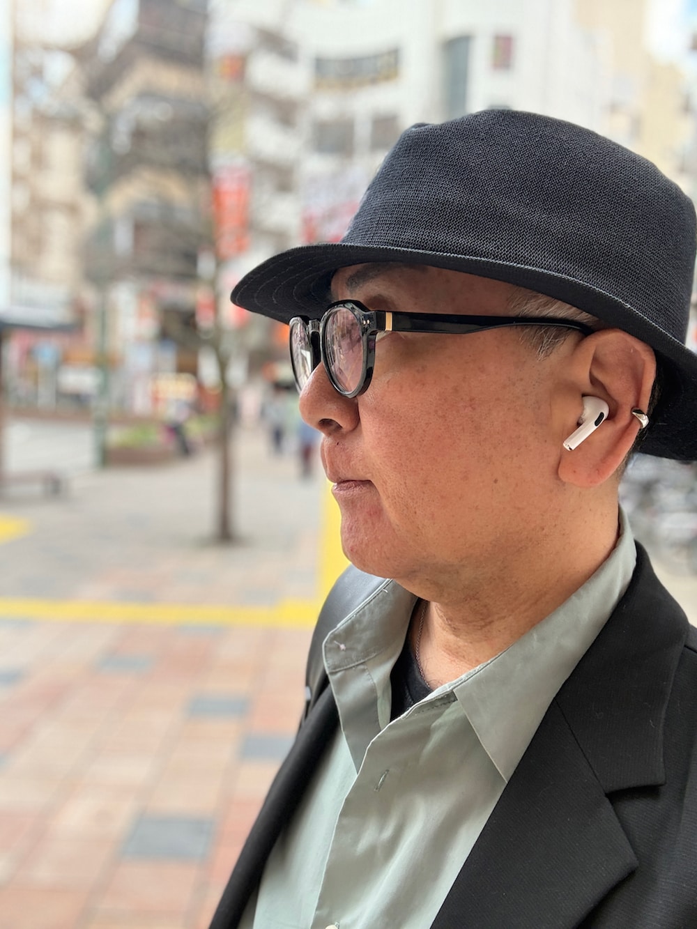 ブラック系のテーラードジャケット、ブラック系のローファー、グリーン系のシャツ/ブラウスを着用したメンズの春コーディネートの3枚目の写真