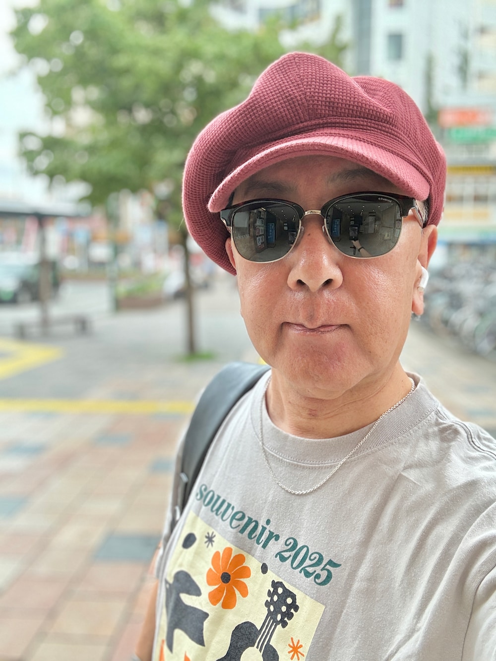 グレー系のTシャツ/カットソー、ブルー系のデニムパンツ、レッド系のスニーカーを着用したメンズの夏コーディネートの2枚目の写真