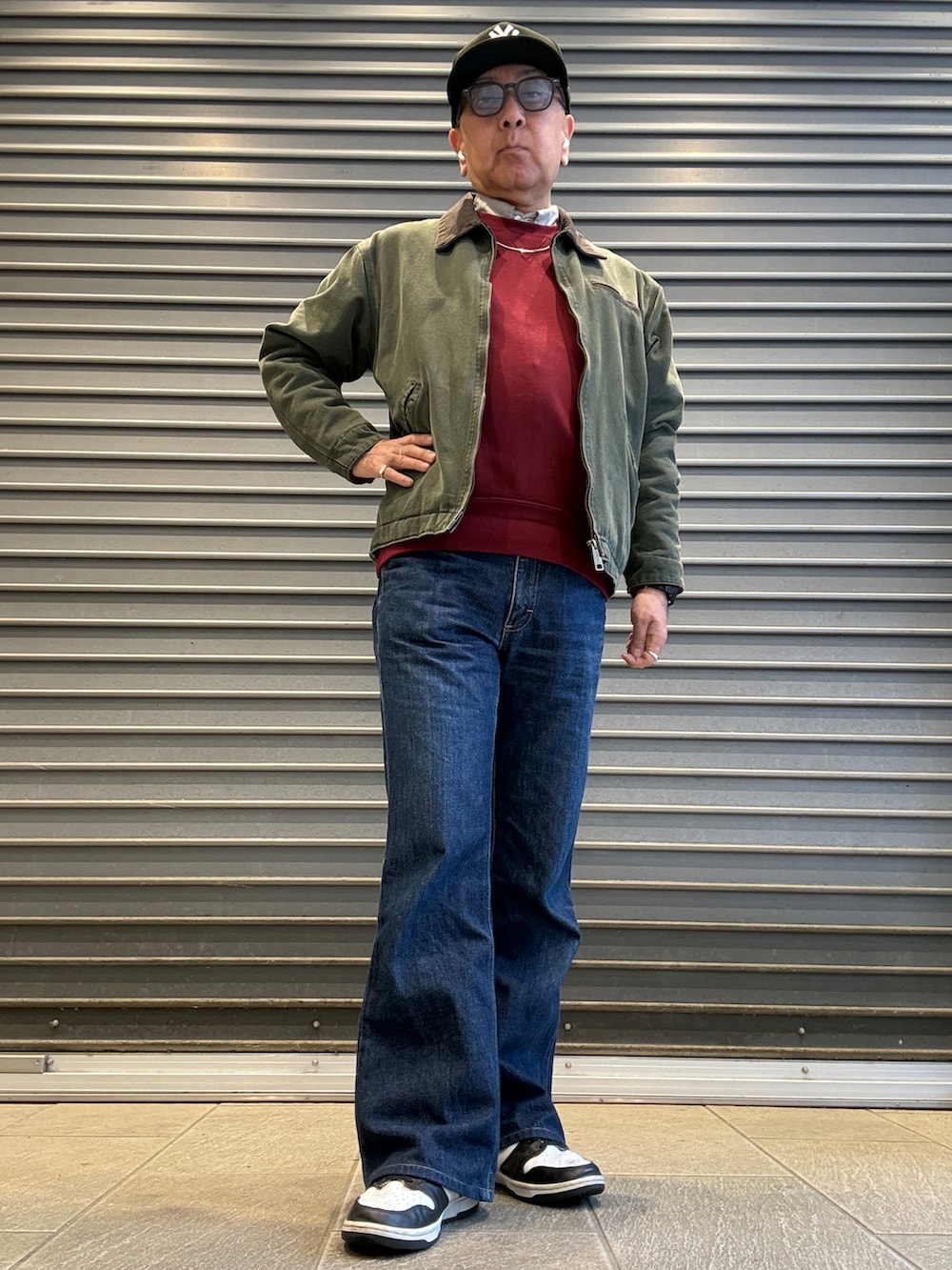 ホワイト系のスニーカー、ブルー系のデニムパンツ、グレー系のシャツ/ブラウスを着用したメンズの春コーディネートの2枚目の写真