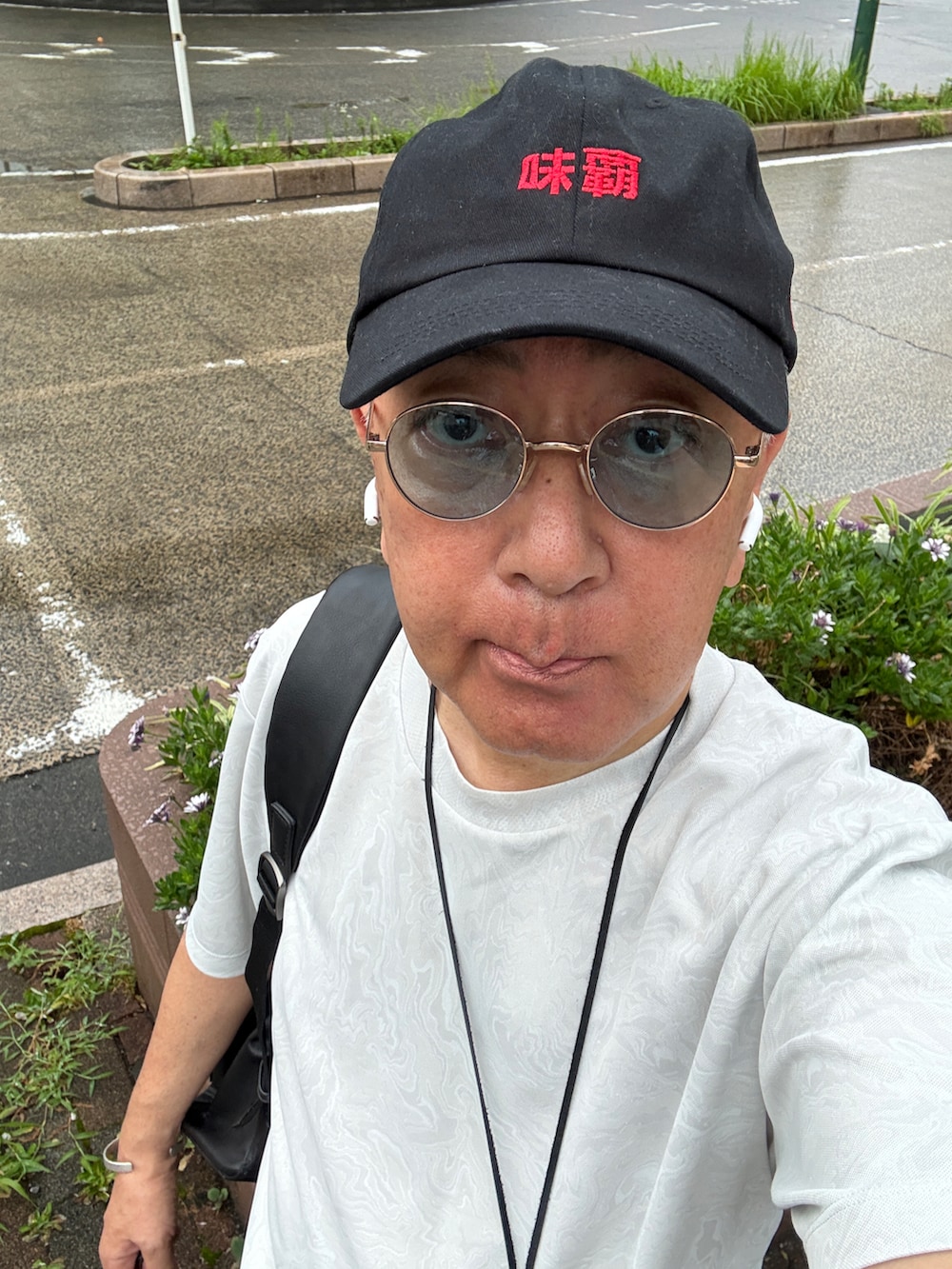 グレー系のTシャツ/カットソー、グレー系のデニムパンツ、ブラック系のバックパック/リュックを着用したメンズの夏コーディネートの3枚目の写真