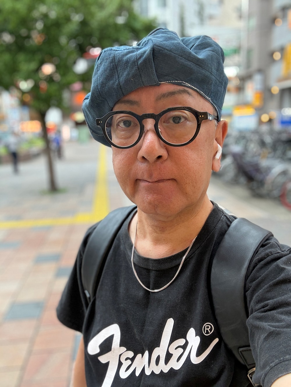 ブルー系のデニムパンツ、ブラック系のTシャツ/カットソー、ブルー系のスニーカーを着用したメンズの夏コーディネートの3枚目の写真