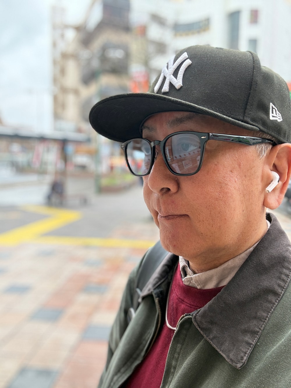 ホワイト系のスニーカー、ブルー系のデニムパンツ、グレー系のシャツ/ブラウスを着用したメンズの春コーディネートの3枚目の写真