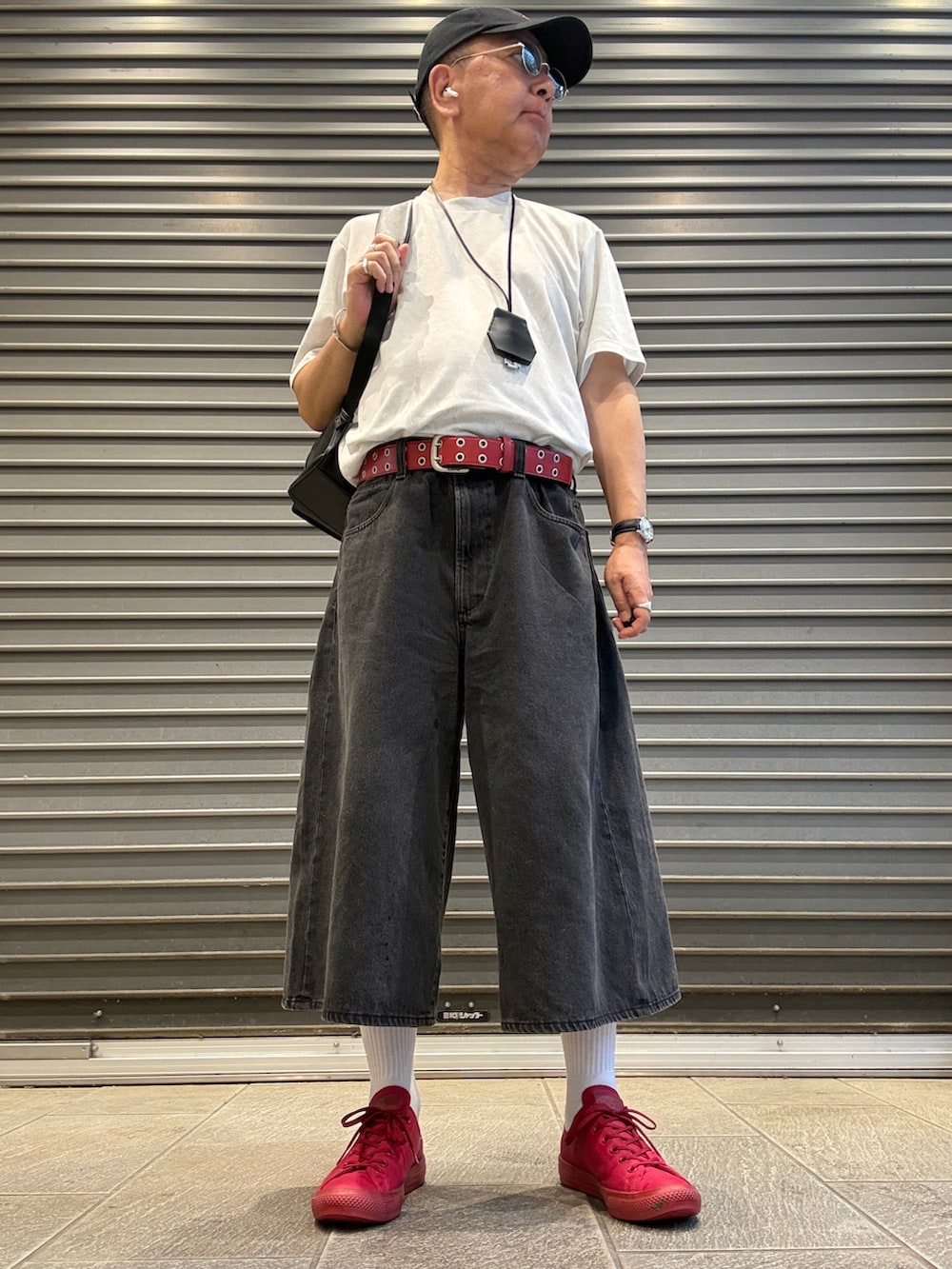 グレー系のTシャツ/カットソー、グレー系のデニムパンツ、ブラック系のバックパック/リュックを着用したメンズの夏コーディネートの2枚目の写真