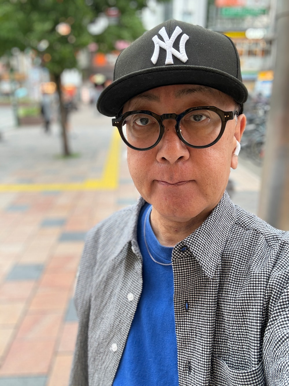 ブラック系のデニムパンツ、ブラック系のシャツ/ブラウス、ブルー系のTシャツ/カットソーを着用したメンズの夏コーディネートの4枚目の写真