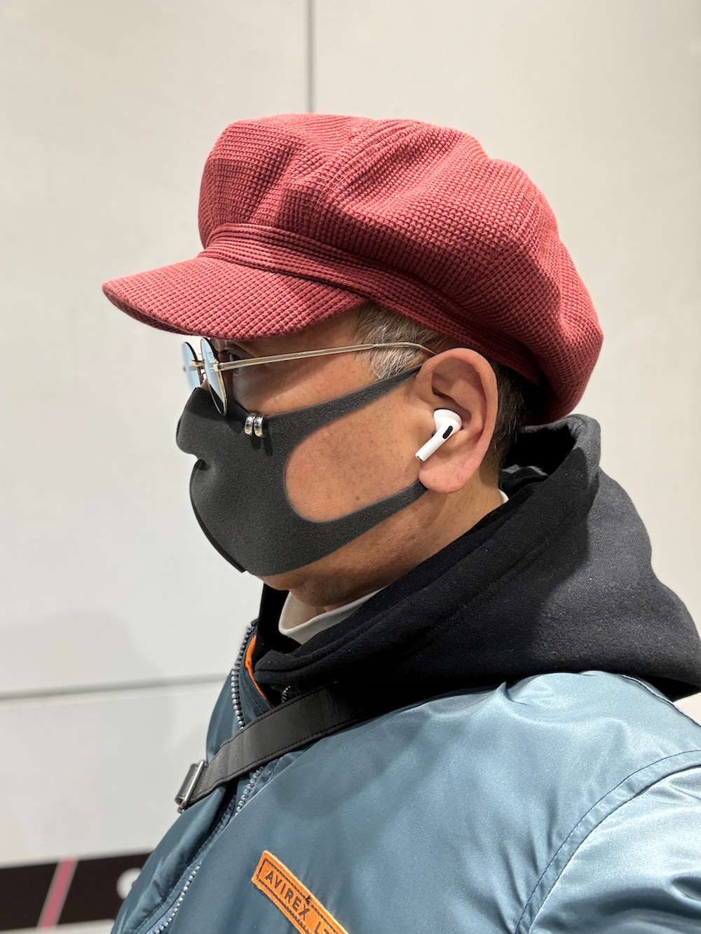 ブラック系のパーカー、レッド系のブーツ、グリーン系のMA-1を着用したメンズの春コーディネートの4枚目の写真