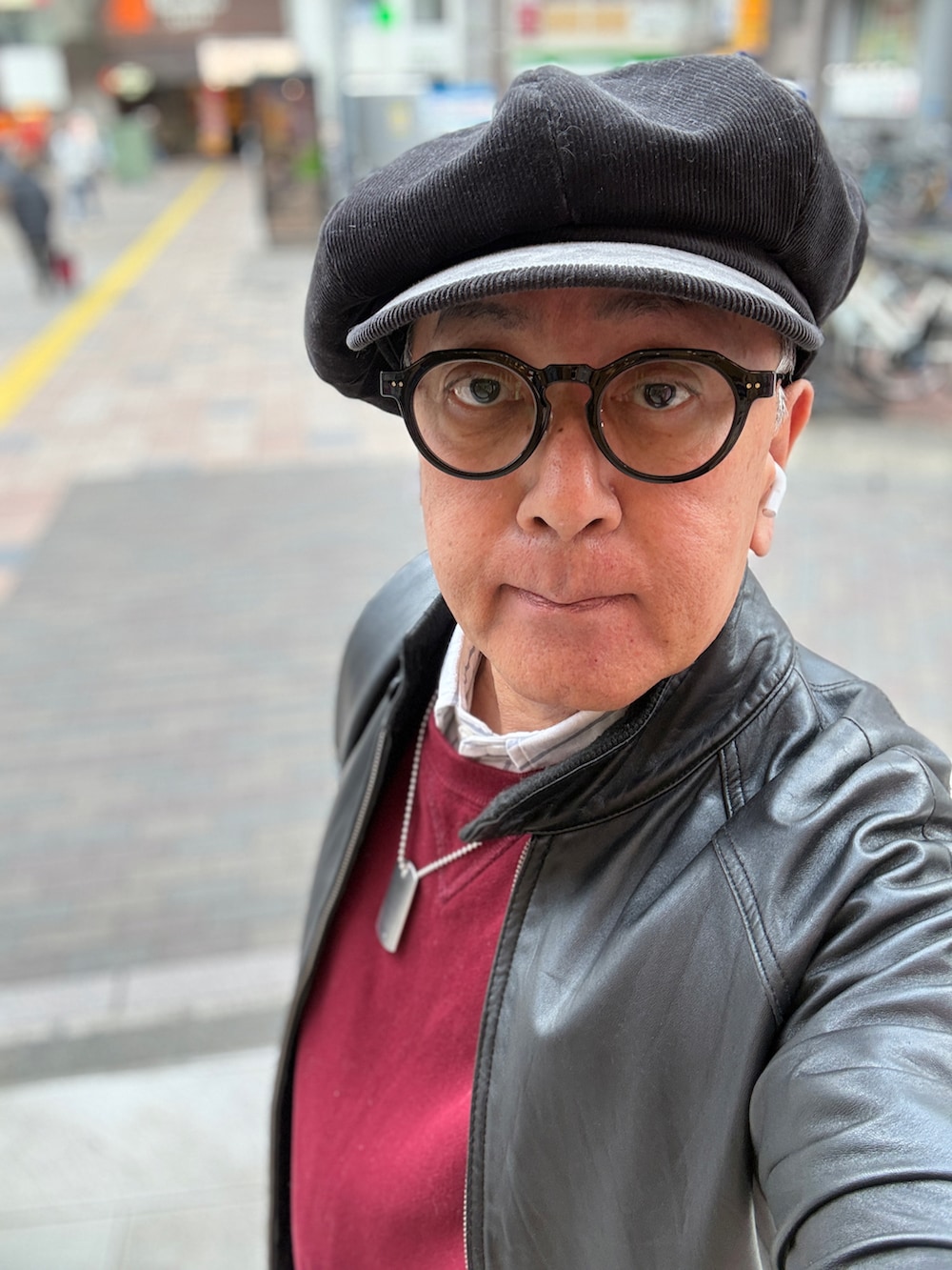 ブラック系のローファー、レッド系のスウェット、ホワイト系のシャツ/ブラウスを着用したメンズの春コーディネートの3枚目の写真