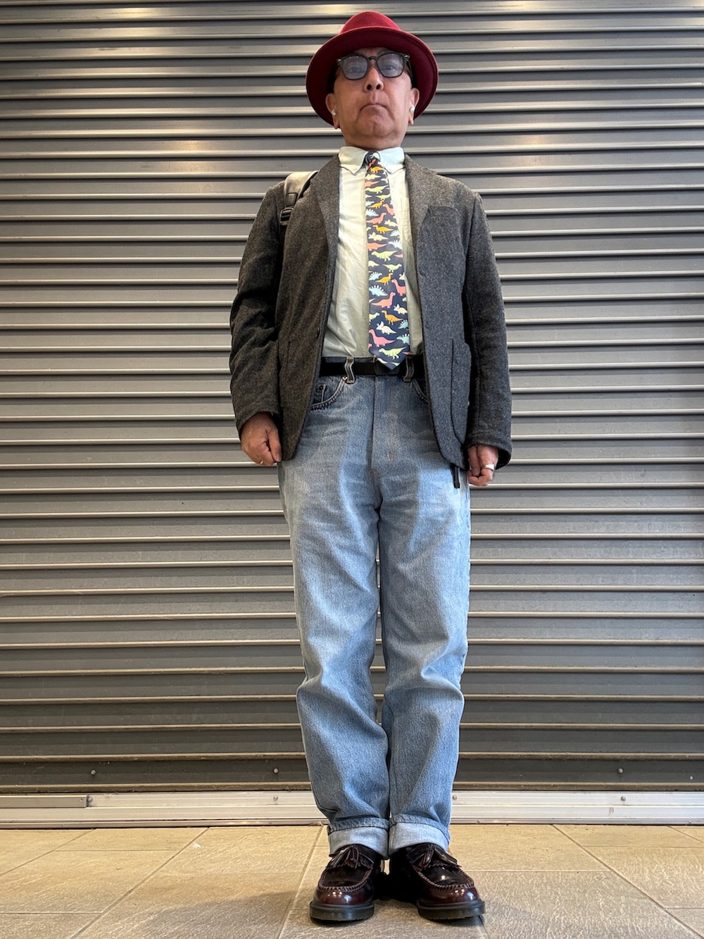 グレー系のテーラードジャケット、レッド系のローファー、グリーン系のシャツ/ブラウスを着用したメンズの春コーディネートの3枚目の写真