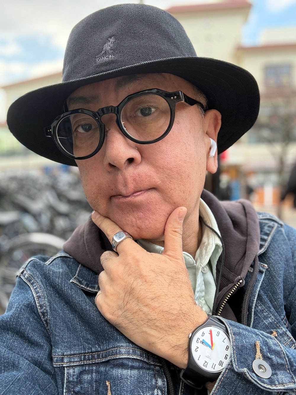 ブラック系のブーツ、グレー系のパーカー、グリーン系のシャツ/ブラウスを着用したメンズの春コーディネートの5枚目の写真