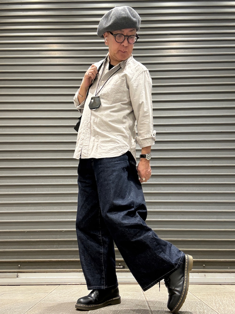 ブラック系のドレスシューズ、グレー系のシャツ/ブラウス、ブルー系のデニムパンツを着用したメンズの秋コーディネートの2枚目の写真