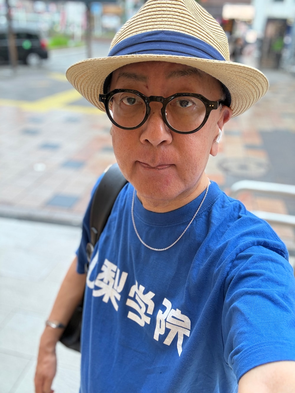 ブルー系のデニムパンツ、ブルー系のTシャツ/カットソー、ブラック系のバックパック/リュックを着用したメンズの夏コーディネートの2枚目の写真
