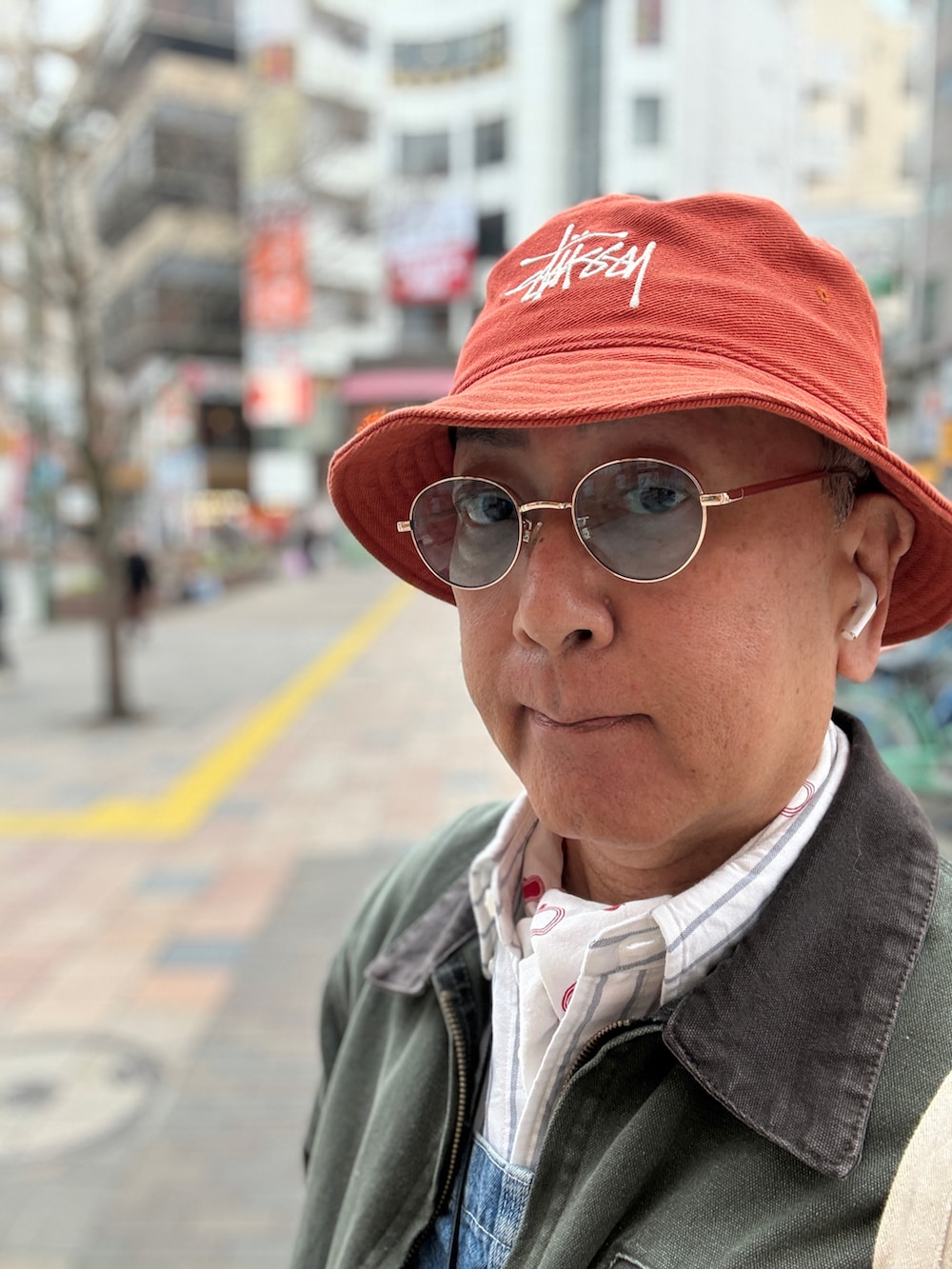 ホワイト系のシャツ/ブラウス、グリーン系のその他アウター、ホワイト系のトートバッグを着用したメンズの冬コーディネートの2枚目の写真