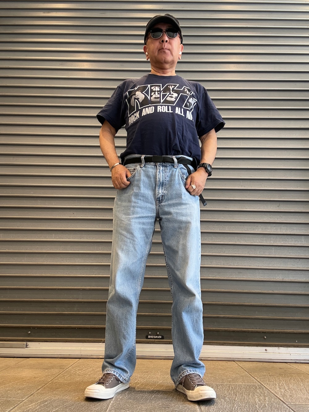 ブルー系のデニムパンツ、ブルー系のTシャツ/カットソー、ベージュ系のスニーカーを着用したメンズの夏コーディネートの2枚目の写真