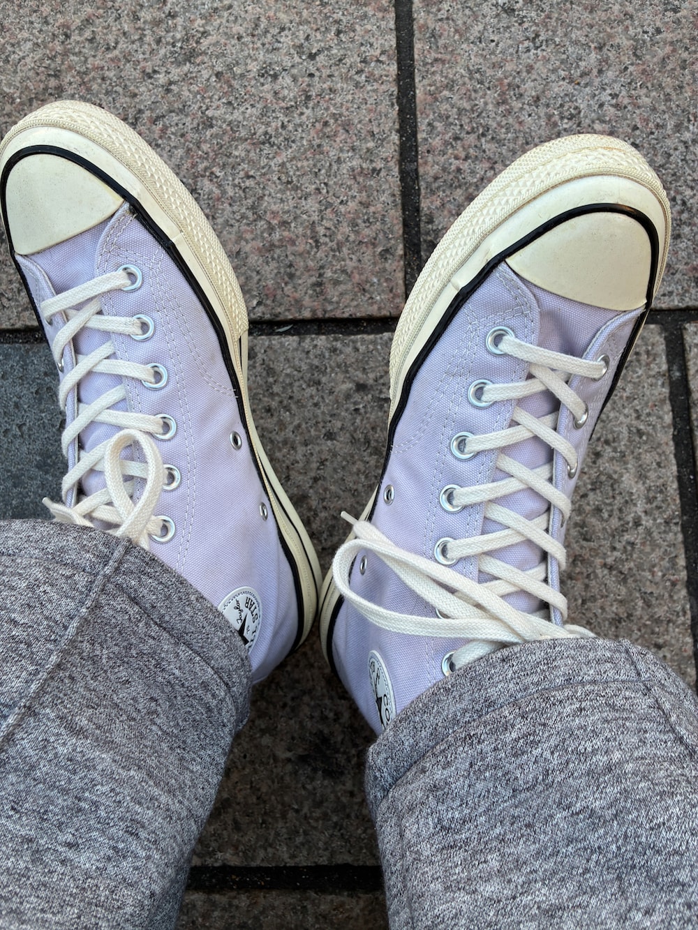 グレー系のスタジャン、ブラック系のパーカー、ブラック系のショルダーバッグを着用したメンズの冬コーディネートの3枚目の写真