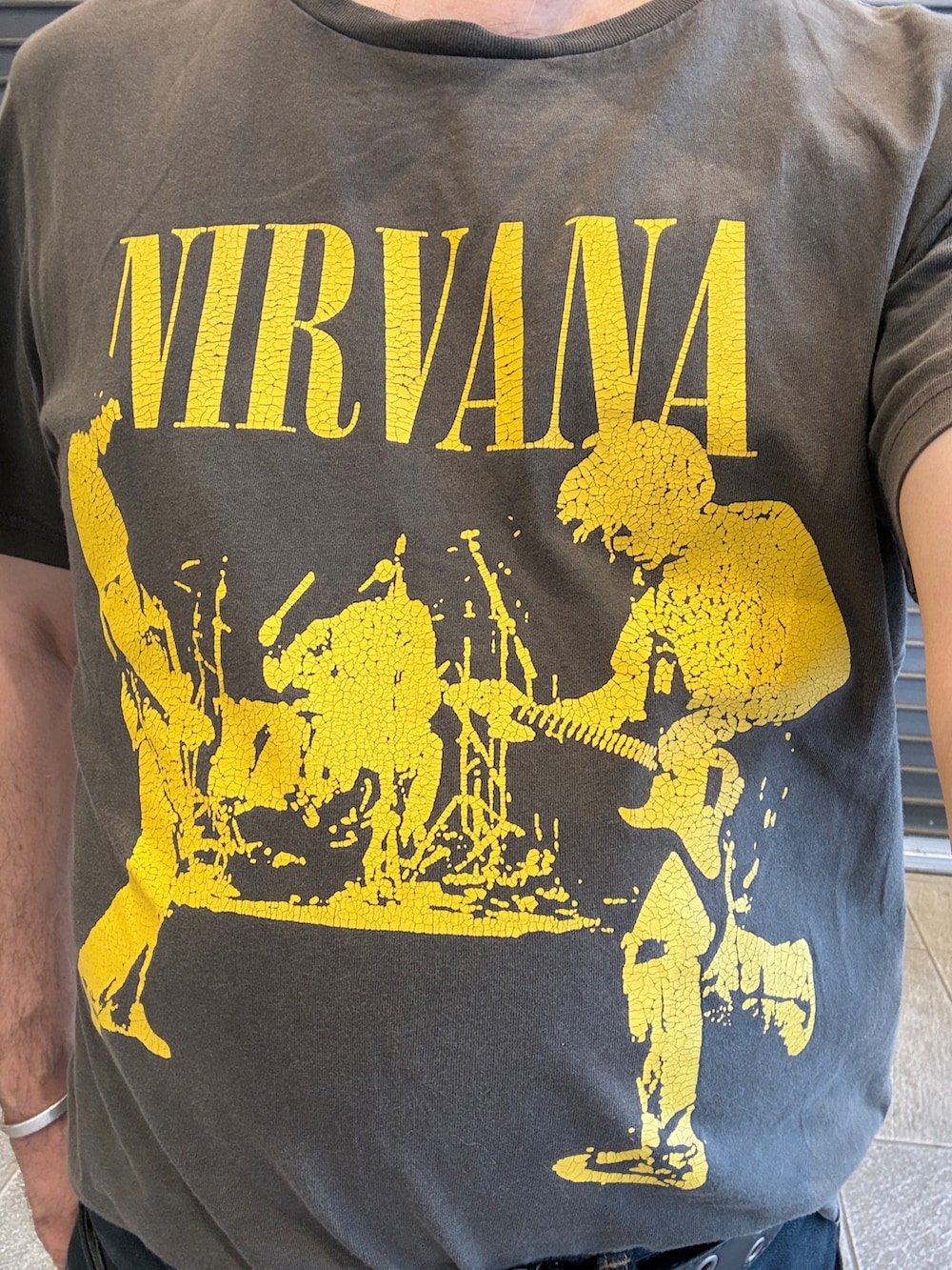レッド系のシャツ/ブラウス、グレー系のTシャツ/カットソー、ブラック系のデニムパンツを着用したメンズの春コーディネートの3枚目の写真