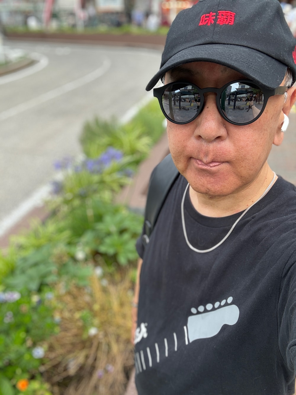 ブルー系のデニムパンツ、ブラック系のTシャツ/カットソー、ブルー系のスニーカーを着用したメンズの夏コーディネートの3枚目の写真