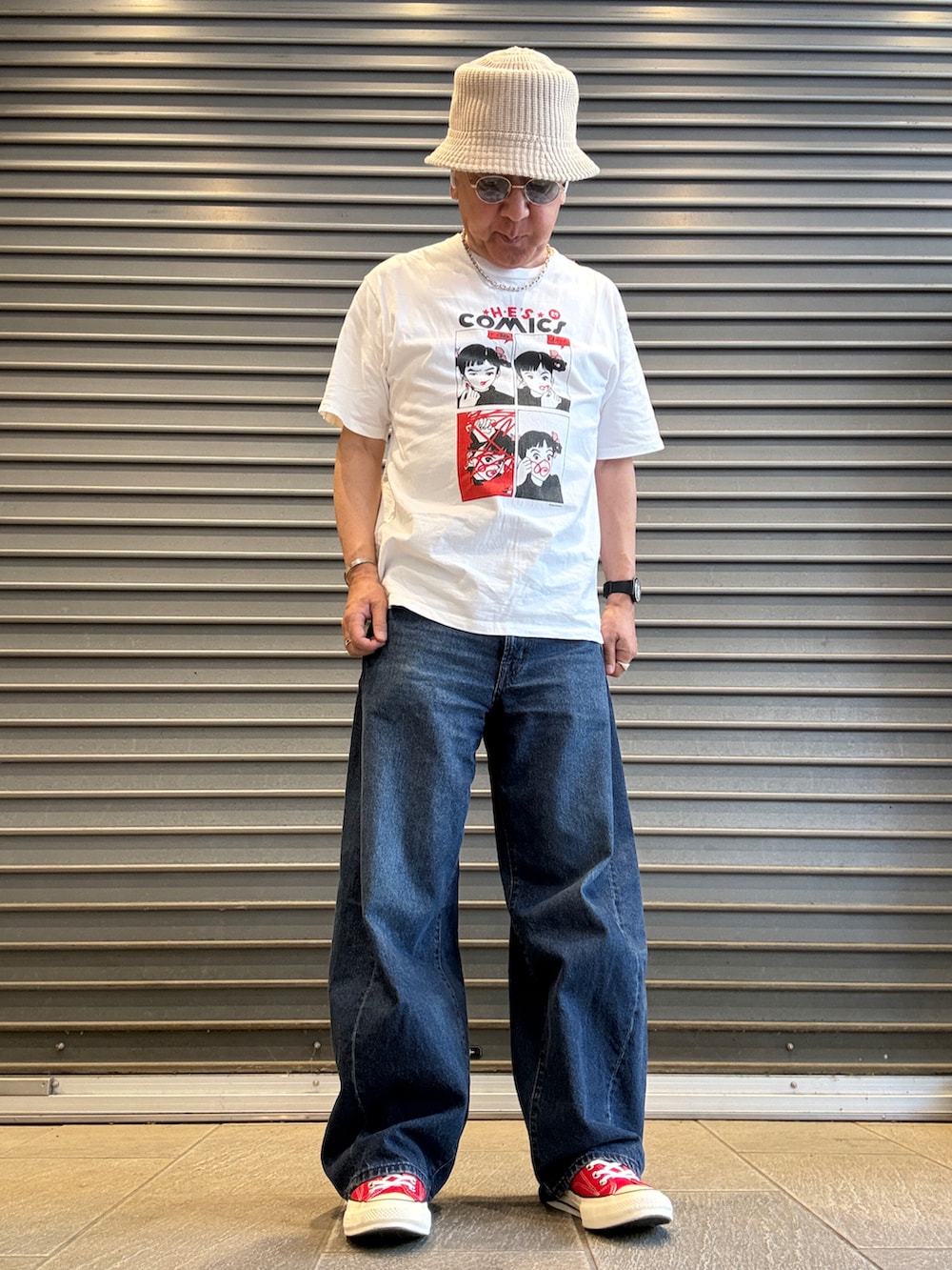 ブルー系のデニムパンツ、ホワイト系のTシャツ/カットソー、レッド系のスニーカーを着用したメンズの夏コーディネートの2枚目の写真