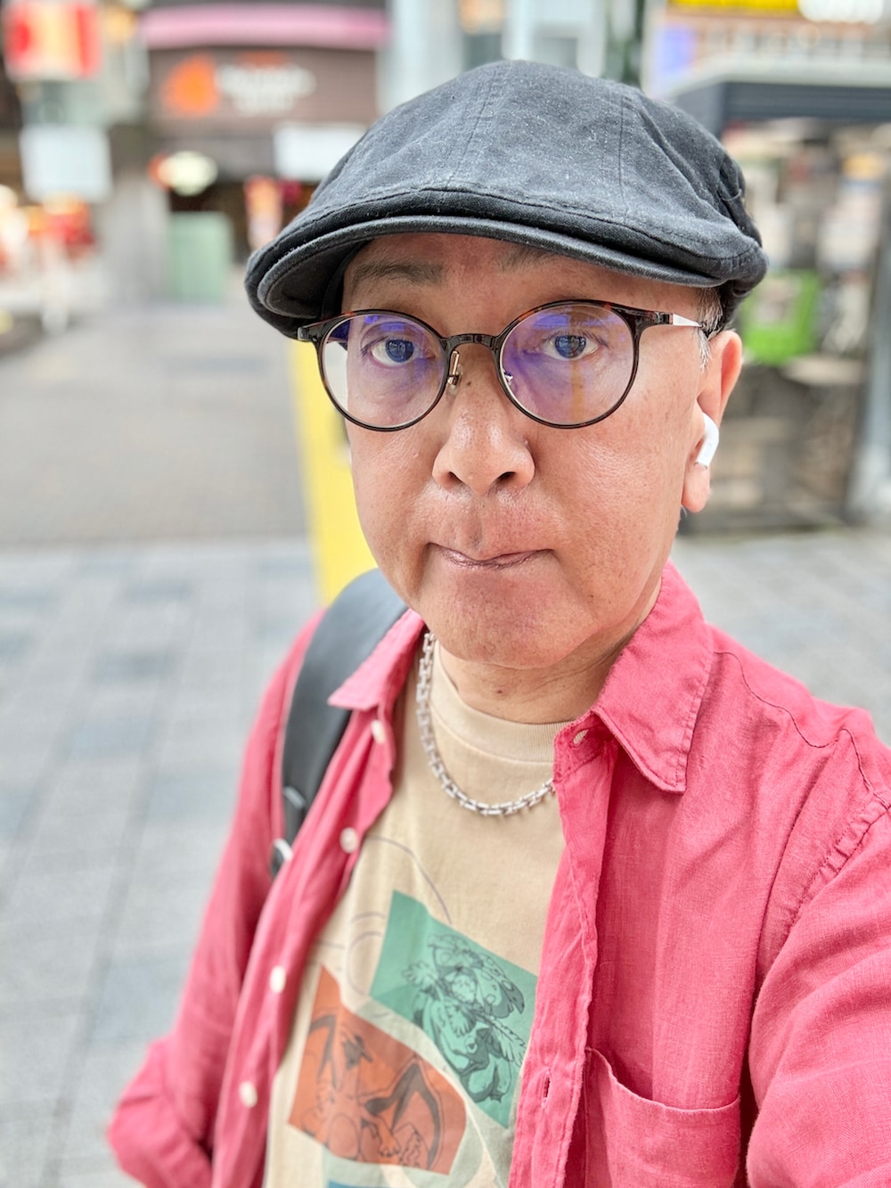 ブルー系のデニムパンツ、ベージュ系のTシャツ/カットソー、レッド系のシャツ/ブラウスを着用したメンズの夏コーディネートの3枚目の写真