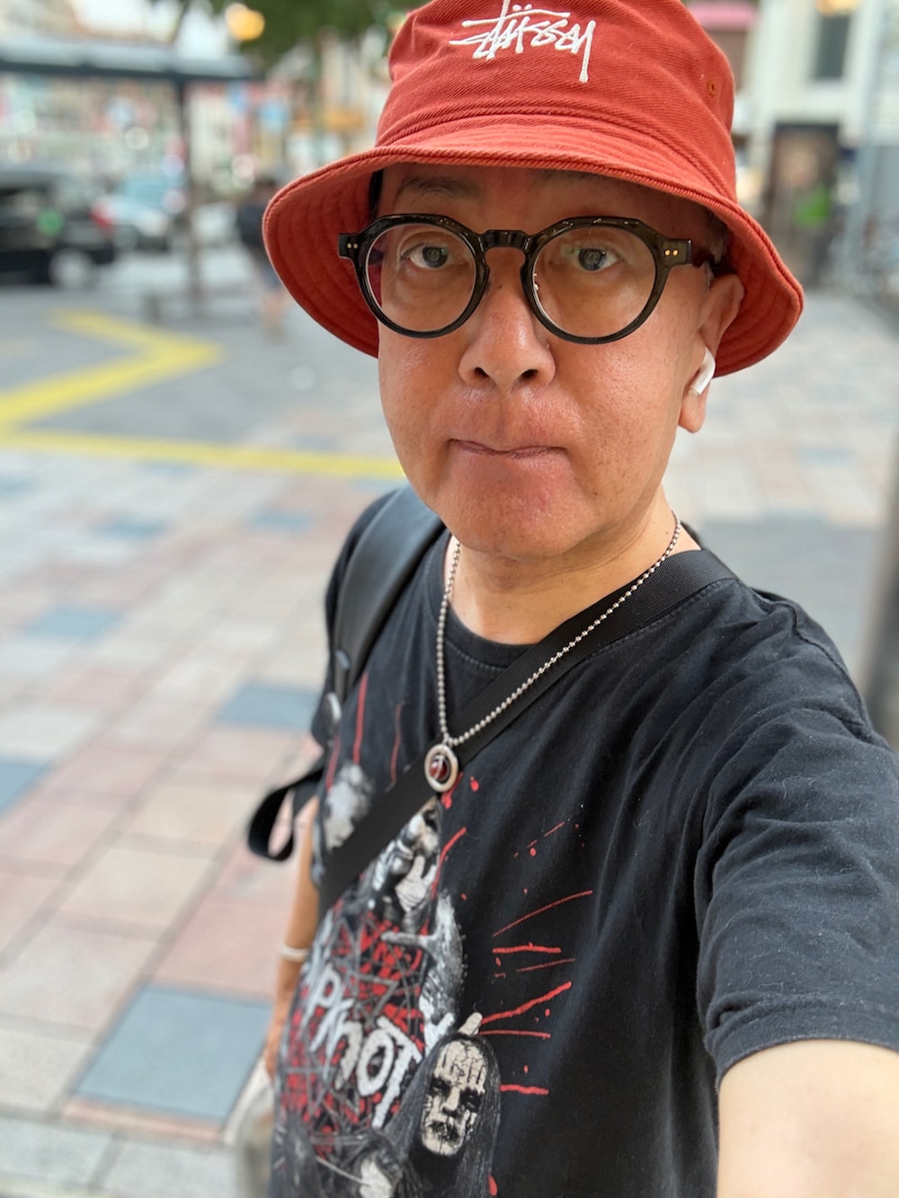 ブラック系のTシャツ/カットソー、ブラック系のショルダーバッグ、ブルー系のその他パンツを着用したメンズの夏コーディネートの2枚目の写真