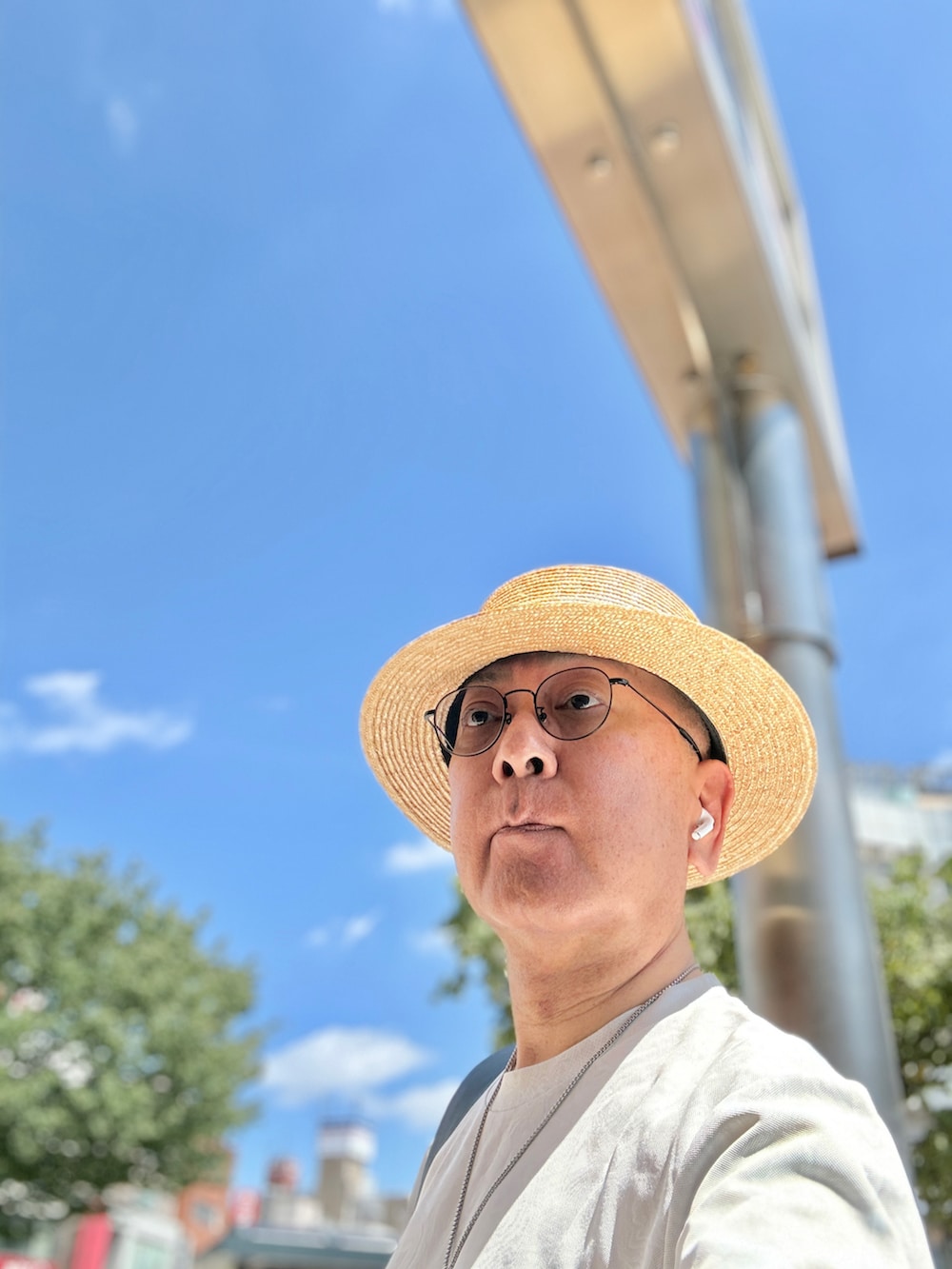 ブルー系のスニーカー、グレー系のTシャツ/カットソー、ブラック系のデニムパンツを着用したメンズの夏コーディネートの2枚目の写真